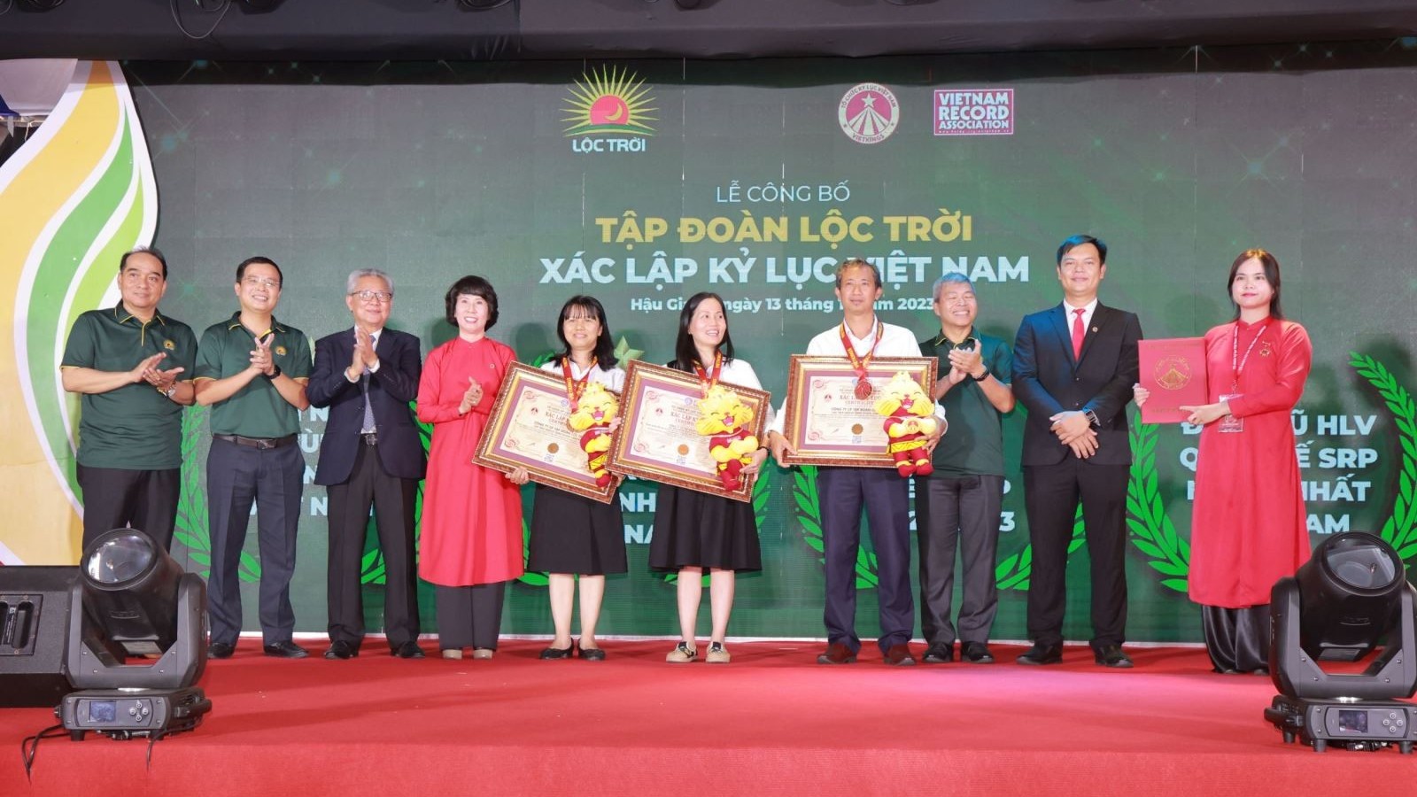 Lộc Trời xác lập thêm 3 kỷ lục Việt Nam, đánh dấu mốc son 30 năm phát triển bền vững